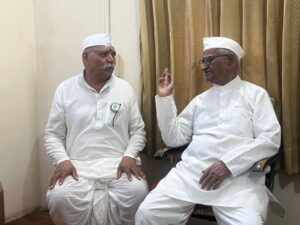द्मभूषण आदरणीय समाजसेवक श्री.अण्णा हजारे यांची राळेगणसिद्धी या ठिकाणी भेट घेण्याचा सुंदर योग आला. या भेटीच्या निमित्ताने राळेगणसिद्धी या ठिकाणी आदरणीय अण्णांच्या मार्गदर्शनाने व अण्णांच्या माध्यमातून गेल्या पाच दशकात उभे राहिलेले सामाजिक कार्य व लोकसहभागातून व लोकश्रमातून साकारलेले एक समृद्ध गाव अनुभवता आले.
